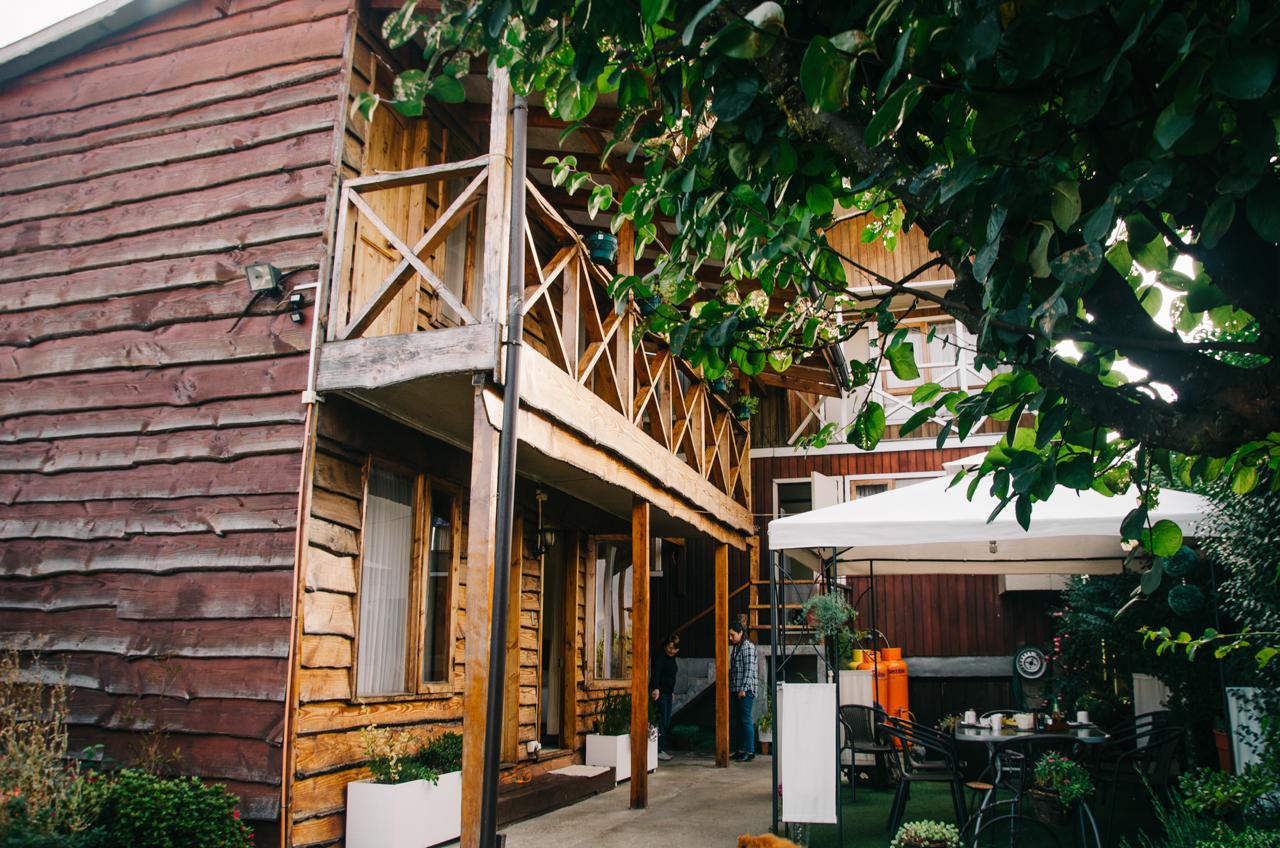 Fachada del Hostal RucaMew en Panguipulli, Región de Los Ríos, Chile