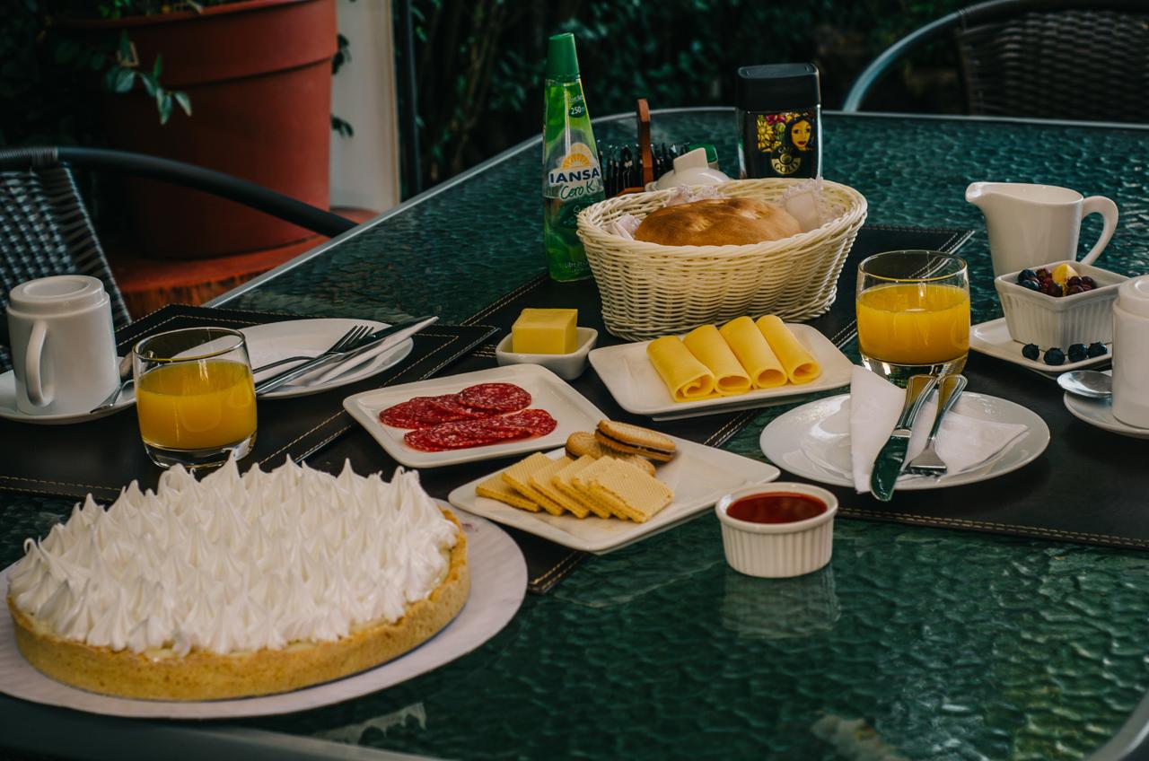 Desayuno casero del Hostal RucaMew con kuchen y mermeladas artesanales